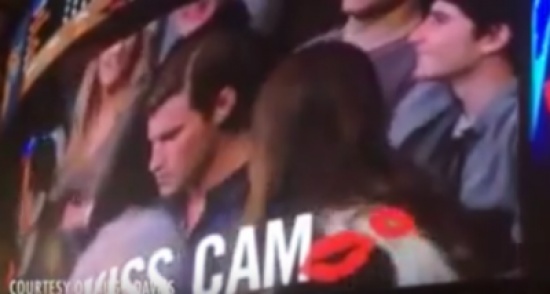 انتقمت منه لتجاهله تقبيلها أمام العالم.. فأضحكت العالم كله عليه