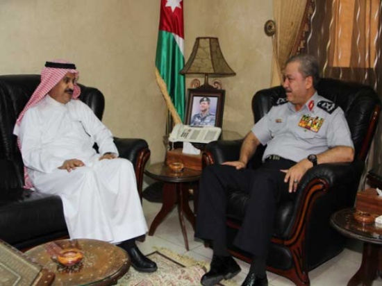 الكوفحي يلتقي مدير عام إدارة الإطفاء والإنقاذ في الطيران المدني  السعودي