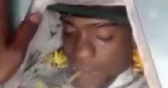 فيديو| مشيعون يضعون سيجارة «حشيش» في فم جثة سجين أثناء توديعه!