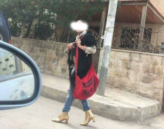 ما حقيقة صورة شاب بلباس نسائي متجول في شوارع عمان ؟ ما حقيقة صورة شاب بلباس نسائي متجول في شوارع عمان ؟