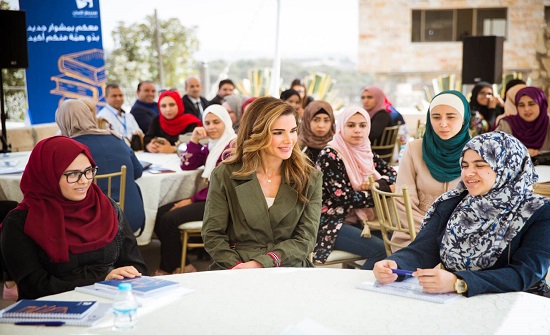 الملكة رانيا تلتقي الطلبة المستفيدين من منح صندوق الأمان الملكة رانيا تلتقي الطلبة المستفيدين من منح صندوق الأمان
