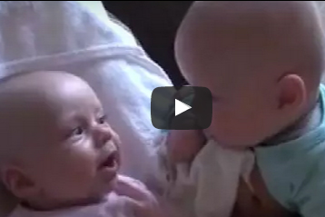 شاهد.. توأم يتحدثون مع بعض بلغتهم الخاصة