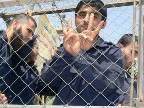 الجنود يمنعون أسرى فلسطينيين من قضاء حاجتهم 11 ساعة الجنود يمنعون أسرى فلسطينيين من قضاء حاجتهم 11 ساعة