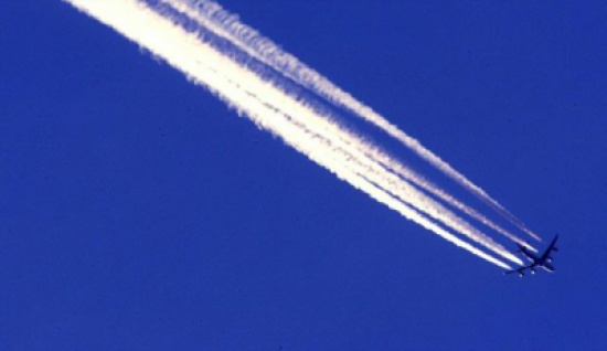 مسافر يحاول فتح باب الطوارئ أثناء تحليق طائرة