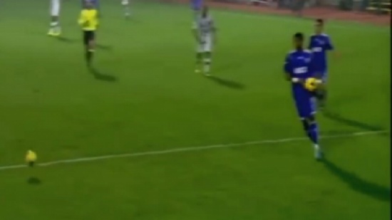 لاعب يحمل كرة قدم يلقيها في أرض الملعب بلحظة حاسمة