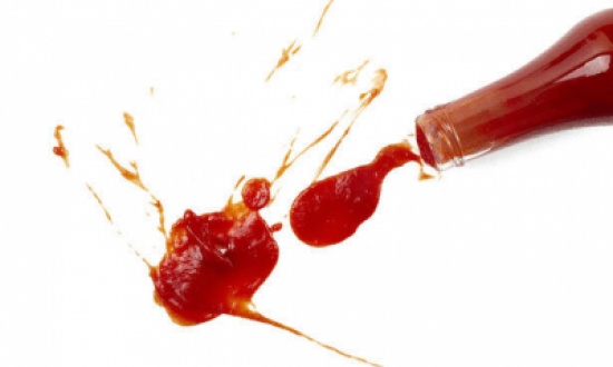 يتناول وجبة من الزجاج والكاتشب!