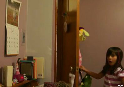 أب يتنكر في زي مخيف ويرعب طفلته