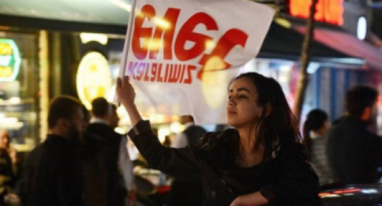 تركيا... رجل يعتدي على طالبة لارتدائها سروالا قصيرا يوم رمضان " فيديو "