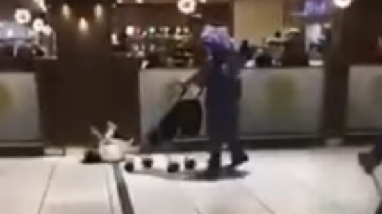 ليس برنامج الصدمة.. فيديو لأب يضرب طفله بلا رحمة