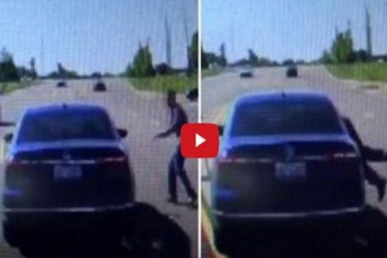 شاهد.. يلقي بنفسه داخل سيارة لإيقافها بعد تعرض قائدها لأزمة صحية