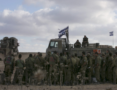 مقتل إسرائيلي وإصابة أربعة آخرين في هجوم صاروخي على ديمونا