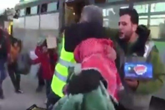 فيديو مؤثر لسائق سوري في حملة الإغاثة يلتقي شقيقه بعد أن فرقتهما الحرب فيديو مؤثر لسائق سوري في حملة الإغاثة يلتقي شقيقه بعد أن فرقتهما الحرب
