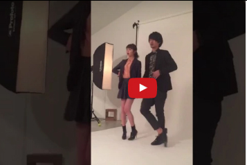 شاهد.. ماذا فعل عارض أزياء سقط بنطاله أثناء جلسة تصوير