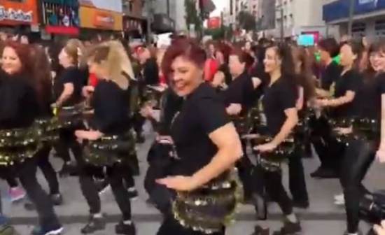 شاهد: تركيات يشعلن شوارع “أزمير” رقصاً على أنغام أغنية لـ”مصر”