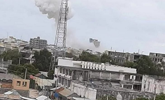 سماع دوي انفجار في فندق بالعاصمة الصومالية مقديشو .. بالفيديو