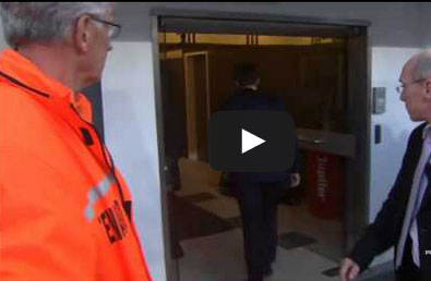 مدرب غاضب من لاعبيه يفشل بركل كرة !