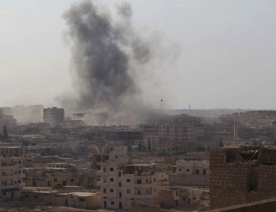 إسقاط مروحية للنظام السوري بالرقة واشتباكات وقصف في مناطق أخرى