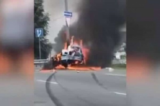 لحظة مذهلة لنجاة سائق من نيران اشتعلت بسيارته عقب حادث قوي.