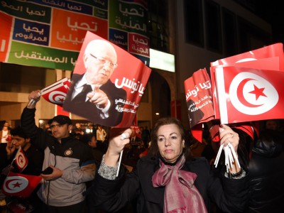 قايد السبسي يتجه للفوز برئاسة تونس وأنصاره يحتفلون قايد السبسي يتجه للفوز برئاسة تونس وأنصاره يحتفلون