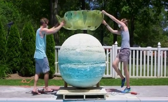 بالفيديو..أكبر كرة استحمام فوَّارة في العالم!