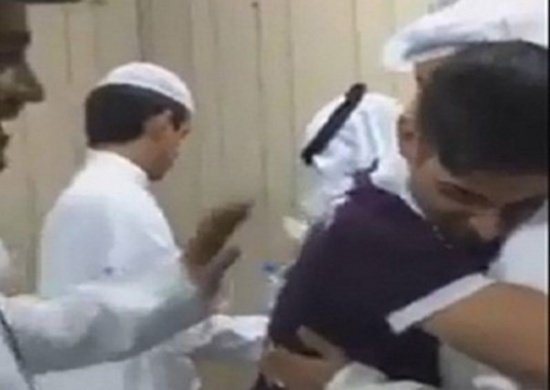 فيديو : بعد فراق 26 عاماً ... التقى الابن بالاب