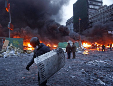 عشرات آلاف المتظاهرين في كييف ومواجهات جديدة بين المعارضين والشرطة