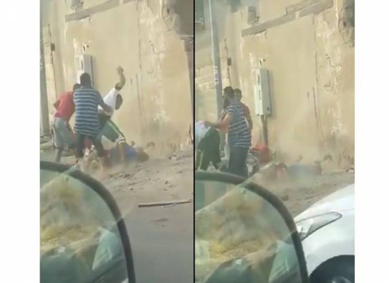 فيديو| في جدّة .. اعتداء وحشي بالطوب على رجل حتى سقط مغشياً عليه!
