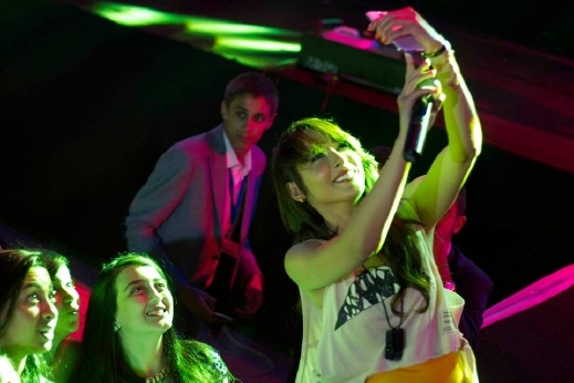 بالصور: ساندي تلتقط أكثر من 50 سيلفي مع جمهورها