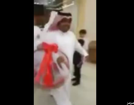 " وزة " هدية عريس في زفافه مقابل الهدية الاولى له ( بصل)