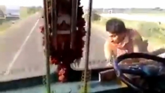 سائق يترك مكانه ليلقي نظرة على الكابينة عبر الزجاج