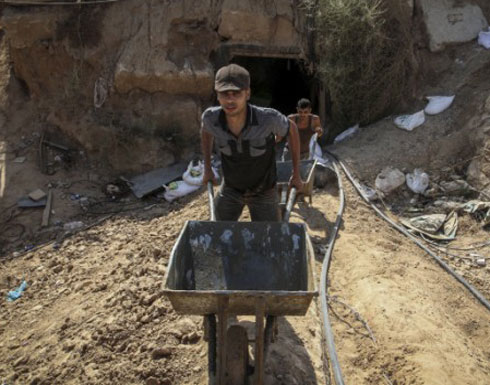 مصر تدمر نفقا بطول 3 كم بين غزة وسيناء