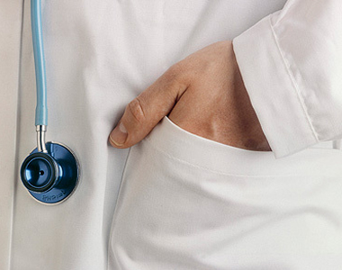 حالة الطبيب المعتدى عليه بمادة حارقة .. مستقرة