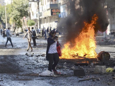 مقتل 14 شخصا في صدامات بين قوات الأمن التركية ومتظاهرين اكراد دعما لمدينة كوباني مقتل 14 شخصا في صدامات بين قوات الأمن التركية ومتظاهرين اكراد دعما لمدينة كوباني