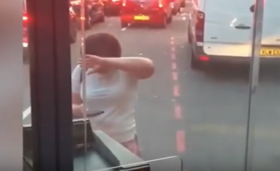 سيّدة تهاجم راكب حافلة بعد محاولته تصويرها! (فيديو) سيّدة تهاجم راكب حافلة بعد محاولته تصويرها! (فيديو)