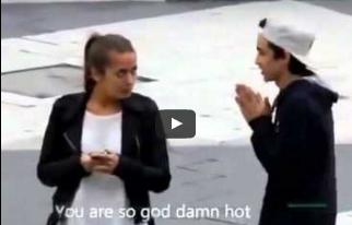 شاهد ماذا فعلت فتاة مع شاب راهن زملائه عليها