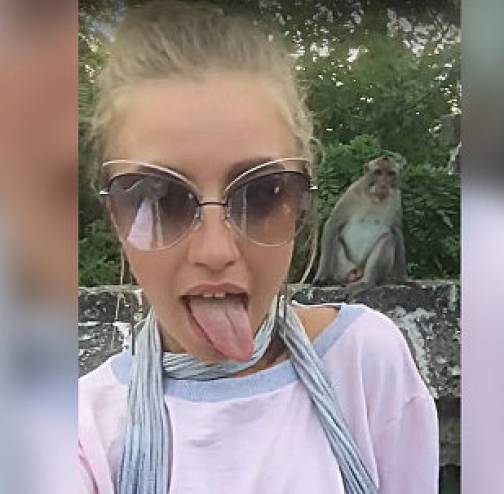 فيديو: روسية استفزت قردا في الحديقة...شاهد كيف عاقبها!