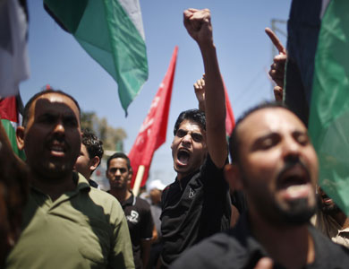 عشرات الشبان يشتبكون مع قوات الأمن الفلسطينية احتجاجا على العودة إلى المفاوضات عشرات الشبان يشتبكون مع قوات الأمن الفلسطينية احتجاجا على العودة إلى المفاوضات