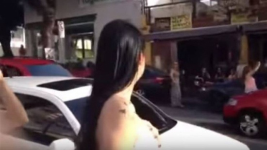 فيديو| تجرأت وطلبت يده أمام الجميع بفستان الزفاف... فماذا فعل؟