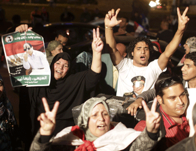 معارضو مرسي ينقسمون بين مؤيد ومعارض لترشح السيسي للرئاسة معارضو مرسي ينقسمون بين مؤيد ومعارض لترشح السيسي للرئاسة