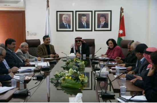 وزير الزراعة يلتقي عددا من مزارعي التفاح في الشوبك وزير الزراعة يلتقي عددا من مزارعي التفاح في الشوبك