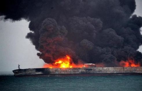تعليق جهود الإطفاء والإنقاذ بناقلة نفط ايرانية