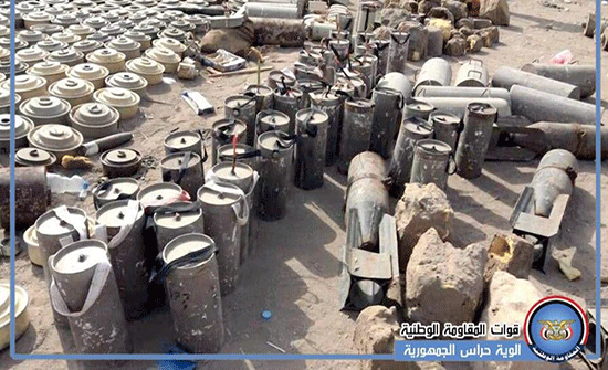 بالصور.. ترسانة صواريخ وأسلحة تركها الحوثيين قبل فرارهم