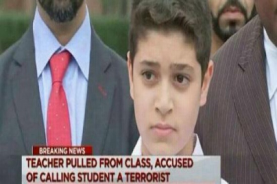 معلمة أمريكية تصف طالباً مسلماً بالإرهابي داخل الفصل.. كيف تعاملت المَدرسة معها؟
