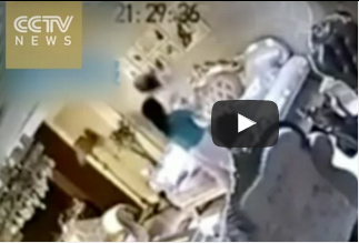 شاهد.. مربية تعامل طفلا بقسوة