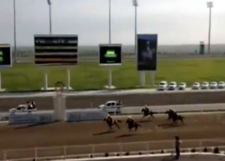 سقوط رجل على رأسه من فوق حصان