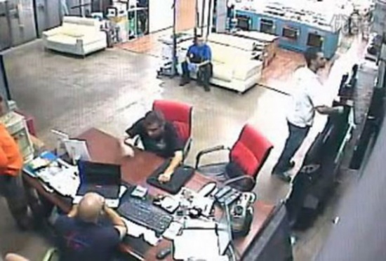 شاهد.. رجل يفقد أعصابه ويحطم لاب توب مديره