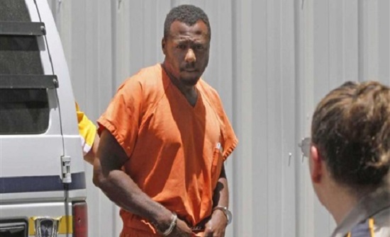 طبيب بيطري يستخدم أسنانه لقطع رأس والدته