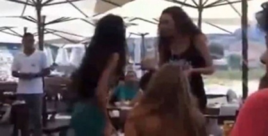 شاهد.. مشاجرة بين امرأتين بسبب تغزل إحداهما في زوج الأخرى