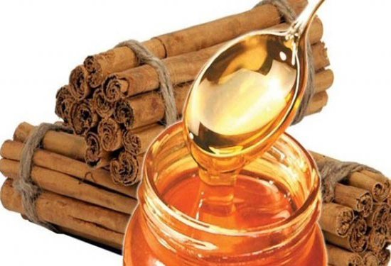 عسل النحل والقرفة.. خليط سحري يعالج 7 مشاكل عسل النحل والقرفة.. خليط سحري يعالج 7 مشاكل