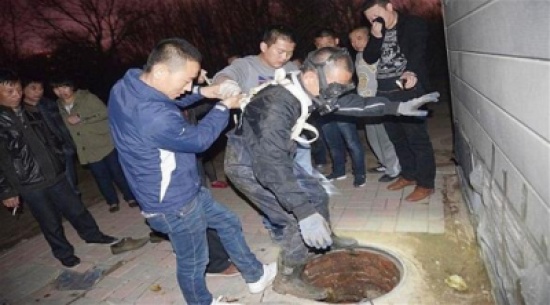 سباك يمضي 4 ساعات في الصرف الصحي بحثاً عن قلادة سباك يمضي 4 ساعات في الصرف الصحي بحثاً عن قلادة
